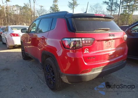 2024 Jeep Compass Latitude 4X4 z USA, uszkodzony, nr VIN 3C4NJDBN7RT600694